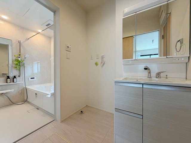 グラファーレ　岡崎市細川町2期の独立洗面台|明るく清潔感のある洗面スペース。朝の準備も楽しくなりそうな、機能的で使いやすい空間です。									
									
