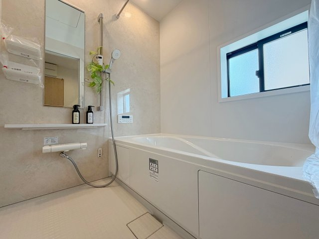 グラファーレ　岡崎市細川町2期の浴室|浴室暖房乾燥機付きで、家族みんなが快適に使えるバスタイム。冬場や雨の日も心強い設備です。			
									
