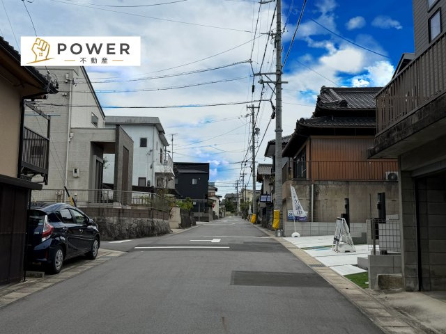 グラファーレ　岡崎市細川町2期の前面道路含む現地写真|十分な幅が確保されており、車の出し入れもスムーズ。お子様の送り迎えなど、日常の動作も快適に行えます。		