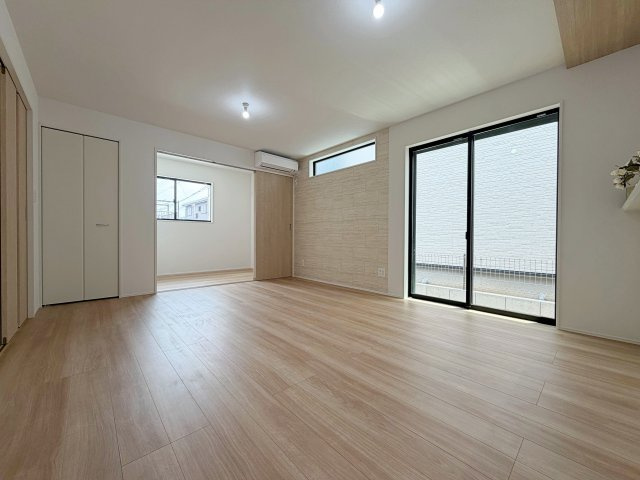 グラファーレ　岡崎市細川町2期の居間・リビング|家族が自然と集まる広々としたリビング。お子様の成長を見守りながら過ごせます。				