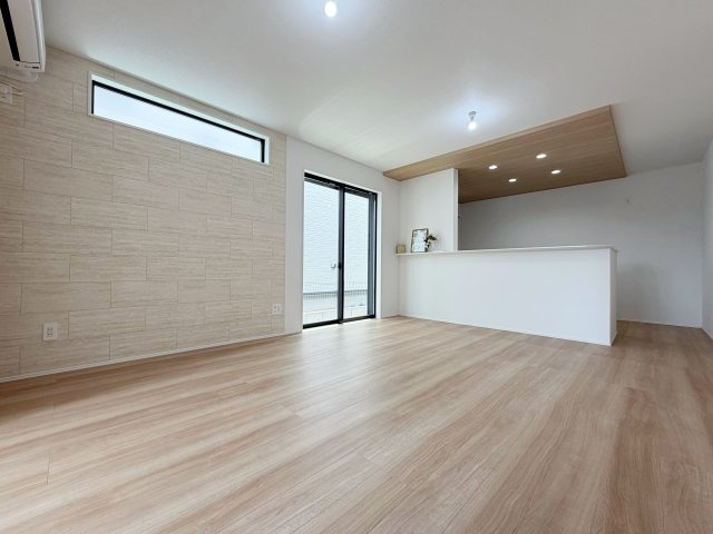グラファーレ　岡崎市細川町2期の居間・リビング|家族が自然と集まる広々としたリビング。お子様の成長を見守りながら過ごせます。	