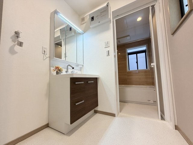 【独立洗面台】 | 和光市下新倉4丁目　中古一戸建住宅（成増店） | 洗面化粧台交換・フロアタイル貼替済