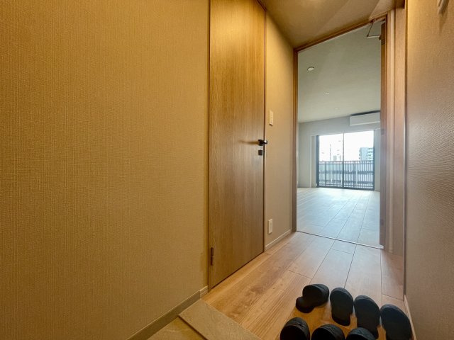 MJR熊本ゲートタワーの玄関|木材の温かみを感じられる室内