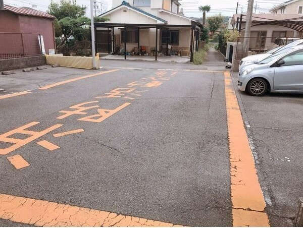 クオリア若宮町の駐車場