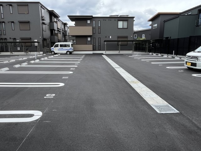 【駐車場】 | Lumiere du Soir(リュミエール ドゥ ソワール)　Un(A棟) | 駐車場があるので、車を買う予定の方も安心です