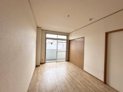 【洋室】 | ＡＬＰＳ生麦ビル（ルミエール大谷） | 優しい木目調の洋室※クリーニング前の写真です
