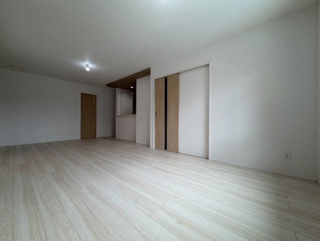 グラファーレ　岡崎市細川町2期の居間・リビング|家族が自然と集まる広々としたリビング。お子様の成長を見守りながら過ごせます。	