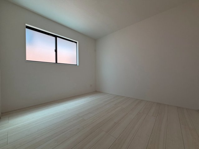 グラファーレ　岡崎市細川町2期の洋室|陽当りの良い洋室は、お子様の勉強部屋や家族の寝室としても使える、暮らしに合わせて活用できる空間です。