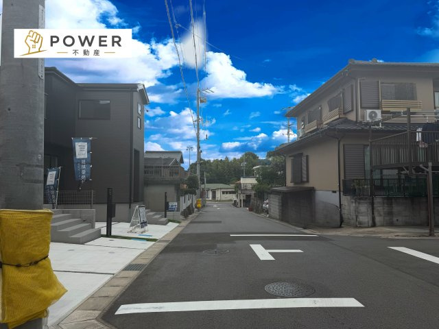 グラファーレ　岡崎市細川町2期の前面道路含む現地写真|十分な幅が確保されており、車の出し入れもスムーズ。お子様の送り迎えなど、日常の動作も快適に行えます。						