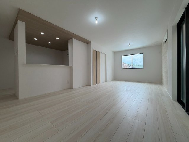 グラファーレ　岡崎市細川町2期の居間・リビング|家族が自然と集まる広々としたリビング。お子様の成長を見守りながら過ごせます。	