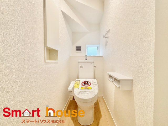 厚木市下川入のトイレ|節水型でエコなトイレには今では当たり前のウォシュレット付き。換気機能も着いているので常に快適ですね♪