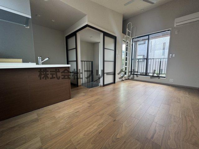 三鷹市井の頭１丁目のアパートの居間・リビング