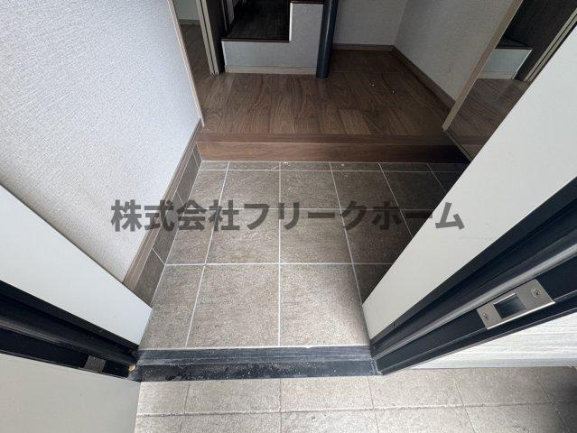 三鷹市井の頭１丁目のアパートの玄関