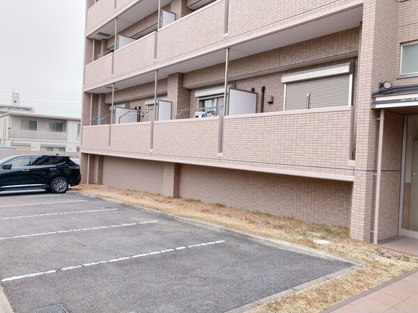 パークアベニューティリェツの駐車場