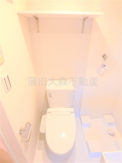 Trias381のトイレ|棚と温水洗浄便座付きのトイレ