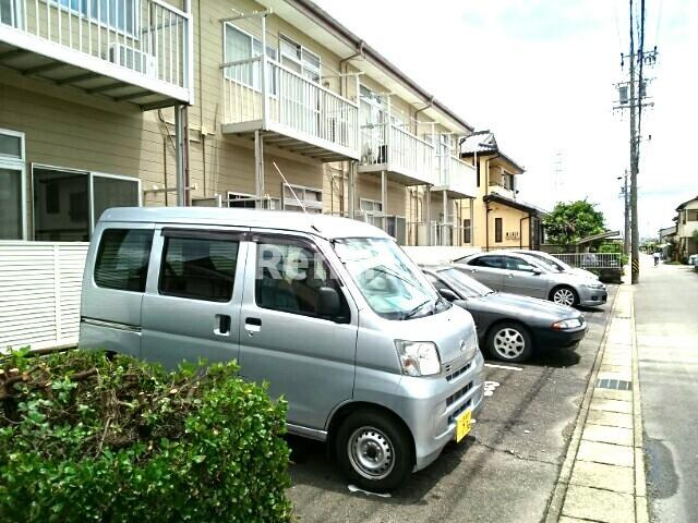 岩倉市八剱町池田のアパートの駐車場