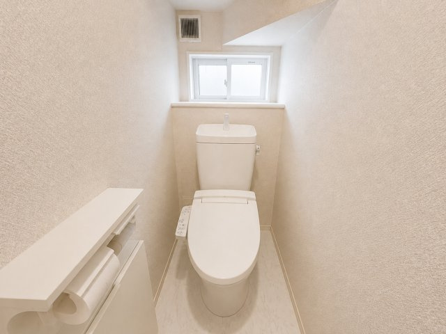 ひたちなか市稲田１丁目　中古戸建のトイレ|※画像の一部はAIを用いて加工・編集しています。実際の状況と異なる場合がありますので、ご了承下さい。