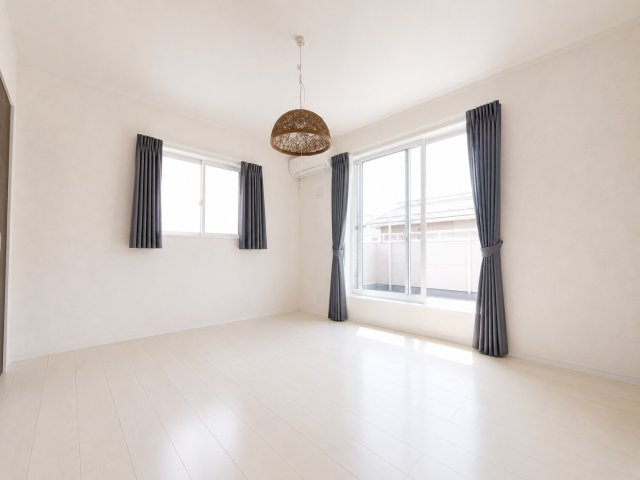 ひたちなか市稲田１丁目　中古戸建の洋室|※画像の一部はAIを用いて加工・編集しています。実際の状況と異なる場合がありますので、ご了承下さい。