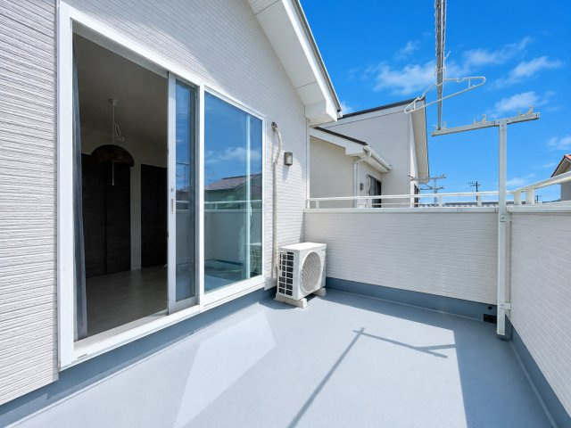 ひたちなか市稲田１丁目　中古戸建のバルコニー|※画像の一部はAIを用いて加工・編集しています。実際の状況と異なる場合がありますので、ご了承下さい。