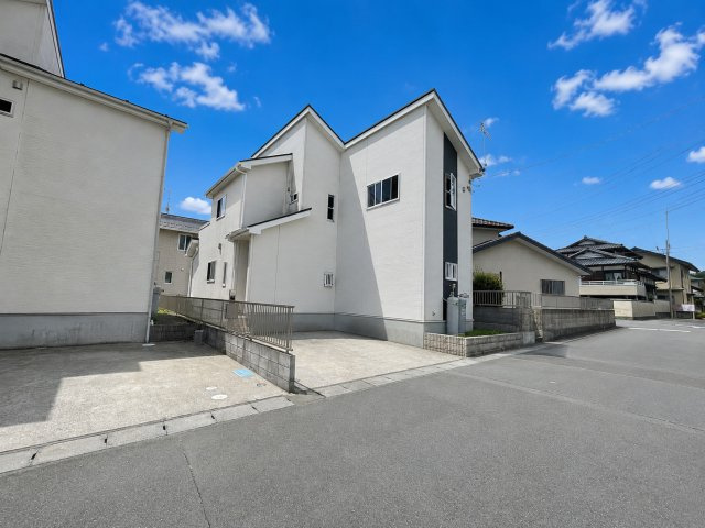 ひたちなか市稲田１丁目　中古戸建の前面道路含む現地写真|※画像の一部はAIを用いて加工・編集しています。実際の状況と異なる場合がありますので、ご了承下さい。