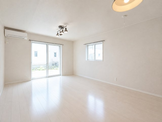 ひたちなか市稲田１丁目　中古戸建の居間・リビング|※画像の一部はAIを用いて加工・編集しています。実際の状況と異なる場合がありますので、ご了承下さい。