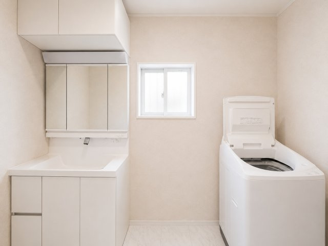 ひたちなか市稲田１丁目　中古戸建の独立洗面台|※画像の一部はAIを用いて加工・編集しています。実際の状況と異なる場合がありますので、ご了承下さい。