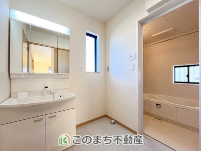 【洗面所】 | つくば市高野台3丁目10番 | 同社施工物件写真。※建具やフローリング、その他仕様が異なる場合がございます。