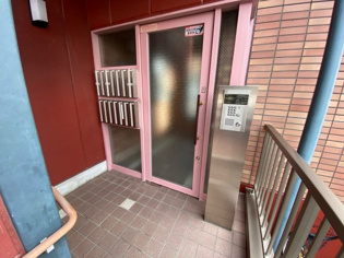 三和建設中山寺ビルのエントランス
