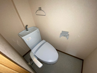 温水洗浄便座付きのトイレです♪