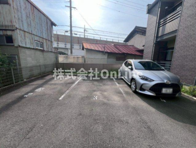 レオネクストアライズの駐車場
