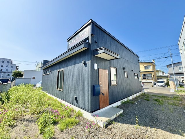 【新橋大通5丁目】2018年築！駐車場5台以上・近隣商業地域で事業用に最適な物件の外観|スタイリッシュで落ち着いた雰囲気の外観。存在感のある建物。