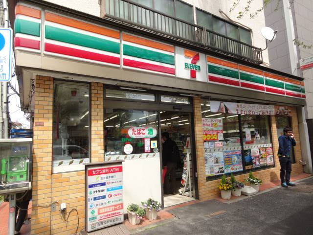 ルームズ笹塚B棟の駐車場