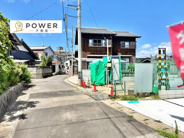 グラファーレ　岡崎市大西4棟の前面道路含む現地写真|十分な幅が確保されており、車の出し入れもスムーズ。お子様の送り迎えなど、日常の動作も快適に行えます。		