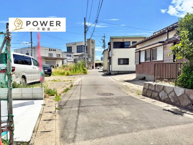 グラファーレ　岡崎市大西4棟の前面道路含む現地写真|十分な幅が確保されており、車の出し入れもスムーズ。お子様の送り迎えなど、日常の動作も快適に行えます。						