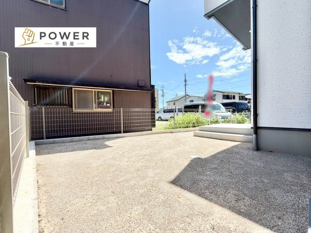 グラファーレ　岡崎市大西4棟の庭|お庭では家庭菜園やガーデニングを楽しめ、夫婦二人のちょっとした趣味の時間を気持ちよく過ごせる空間です。									
