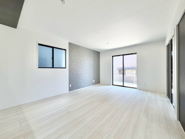 グラファーレ　岡崎市大西4棟の居間・リビング|家族が自然と集まる広々としたリビング。お子様の成長を見守りながら過ごせます。				