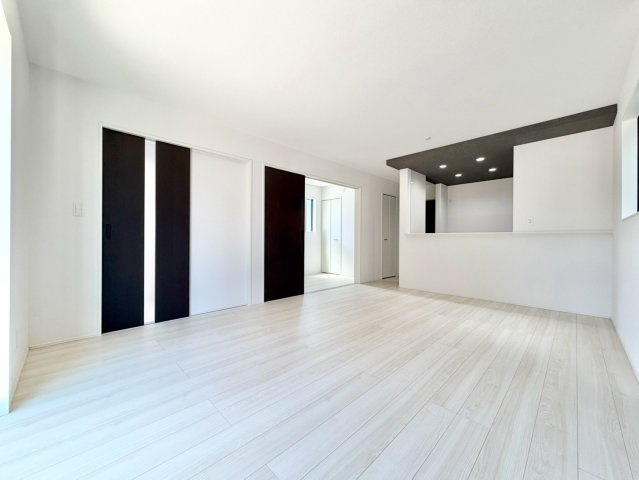 グラファーレ　岡崎市大西4棟の居間・リビング|上等な設備を備えたキッチン空間。上品な暮らしに寄り添う、格別なこだわりの詰まった空間です。		