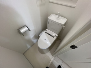 温水洗浄便座付きのトイレです♪