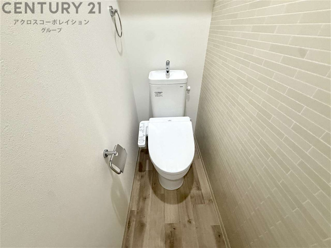 温水洗浄便座付きのトイレです♪
