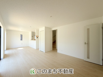 【居間・リビング】 | つくば市高見原第17 | 窓が多く明るいリビングスペース☆ご家族の団らんを明るい日差しがが照らします☆