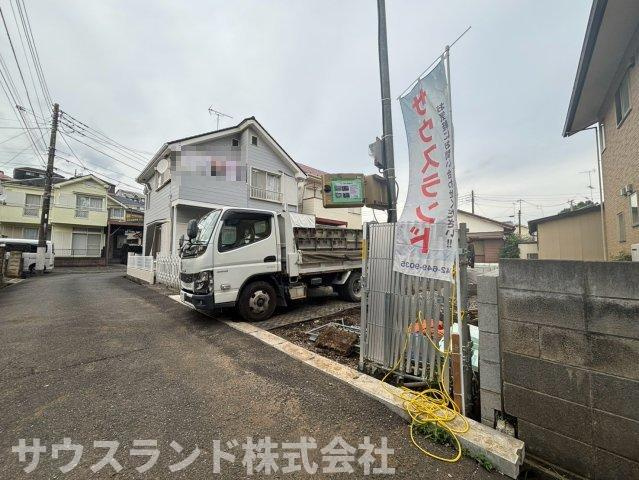 八王子市緑町10期の前面道路含む現地写真|周辺には高い建物が無いので開放感に溢れ、陽当たり・風通しにも恵まれています。