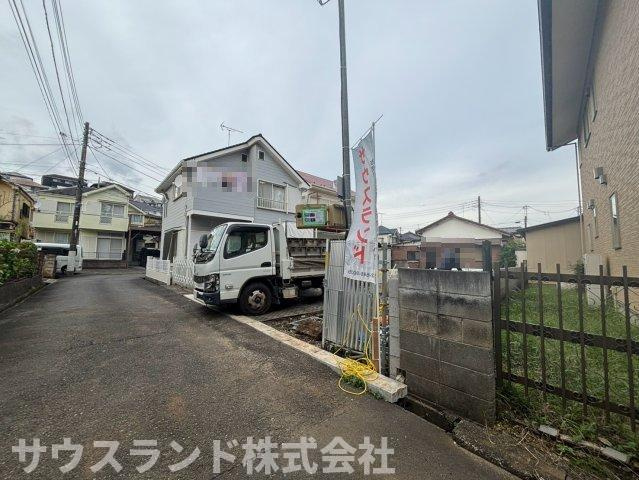 八王子市緑町10期の前面道路含む現地写真|豊かな緑に癒され、生活のしやすさにも満たされる。自然と利便性のバランスが心地よい、穏やかな街並み。