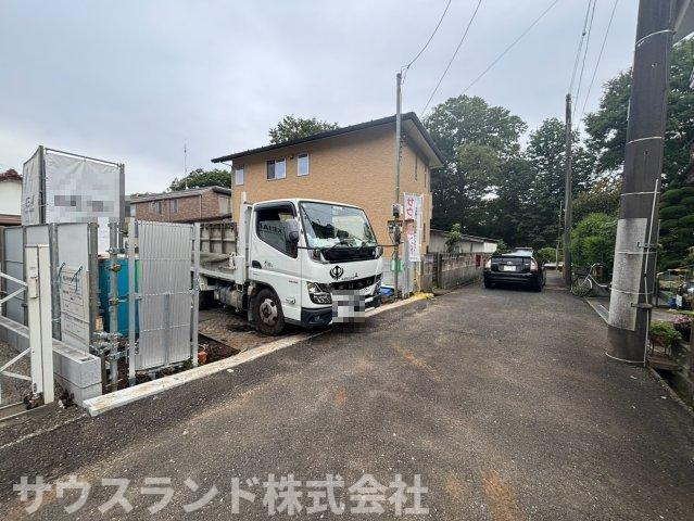 八王子市緑町10期の前面道路含む現地写真|穏やかな街並みの中に広がる、どこか懐かしい風景。季節の移ろいを感じながら、ゆったりとした時間を過ごせる心地よい住環境です。