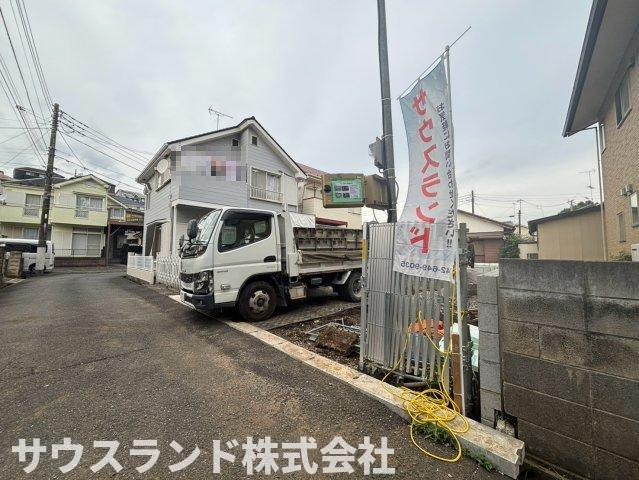 八王子市緑町10期の前面道路含む現地写真|周辺には高い建物が無いので開放感に溢れ、陽当たり・風通しにも恵まれています。