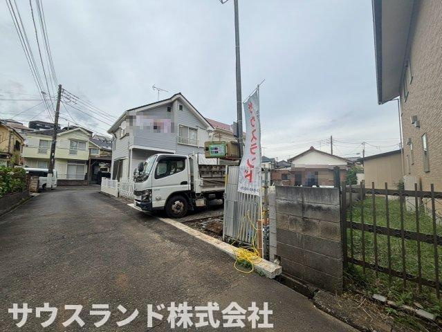 八王子市緑町10期の前面道路含む現地写真|豊かな緑に癒され、生活のしやすさにも満たされる。自然と利便性のバランスが心地よい、穏やかな街並み。