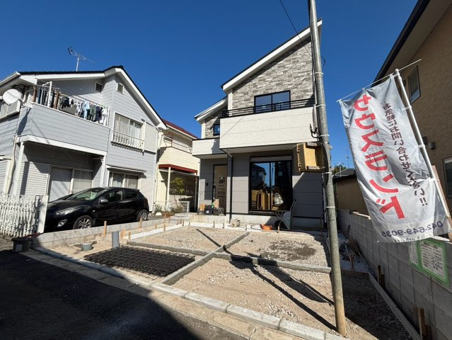 八王子市緑町10期の前面道路含む現地写真|豊かな緑に癒され、生活のしやすさにも満たされる。自然と利便性のバランスが心地よい、穏やかな街並み。