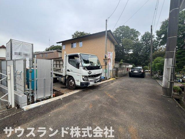 八王子市緑町10期の前面道路含む現地写真|穏やかな街並みの中に広がる、どこか懐かしい風景。季節の移ろいを感じながら、ゆったりとした時間を過ごせる心地よい住環境です。