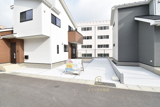 いろどりアイタウン　日立市西成沢町2丁目　23-P1　7の駐車場|３台駐車可能なカースペースを確保。毎日のお車の出し入れがストレスなく行えます！
内覧可能です。ご予約はHPから、またお電話でも、お気軽にどうぞ。