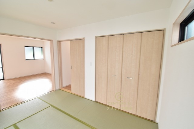 いろどりアイタウン　日立市西成沢町2丁目　23-P1　7の和室|ペタンと座ったり寝転んだりできる和室はキッズルームにもピッタリ！お子様の遊ぶ様子やお昼寝をリビングから見守れます。寒い季節のこたつコーナーにも◎