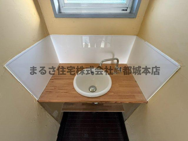 都城市大岩田町の店舗の独立洗面台
